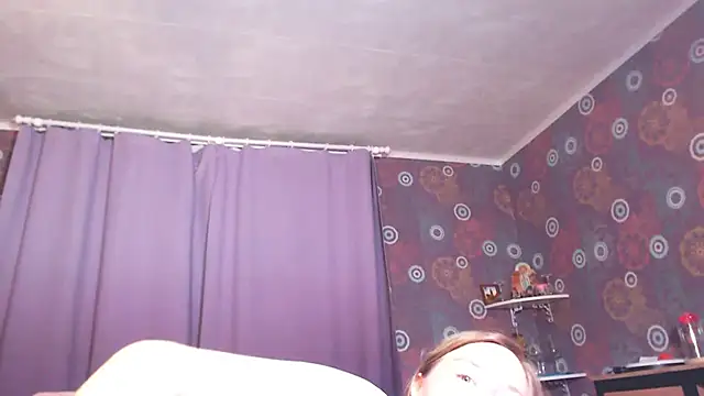 SquirtyAlice Adlı Modelin Canlı XXX Sohbeti