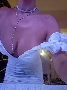 دردشة CelynaRoss الجنسية المباشرة