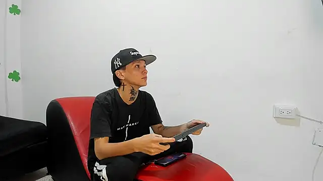 StraightBoy_Nick: διαδικτυακό σόου στην κάμερα