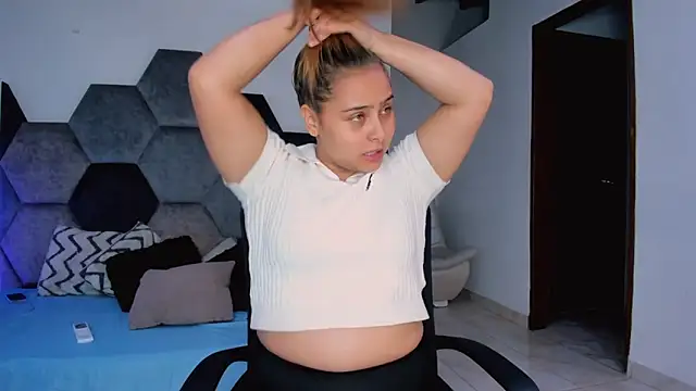 Chat +18 de MikaelaStone ao vivo