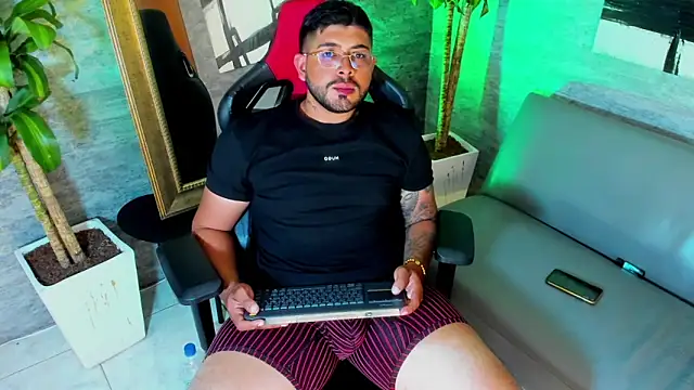 Im_Axiel: διαδικτυακό σόου στην κάμερα