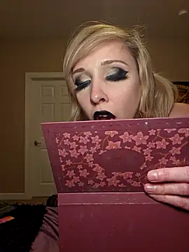 AmethystFoxx: διαδικτυακό σόου στην κάμερα