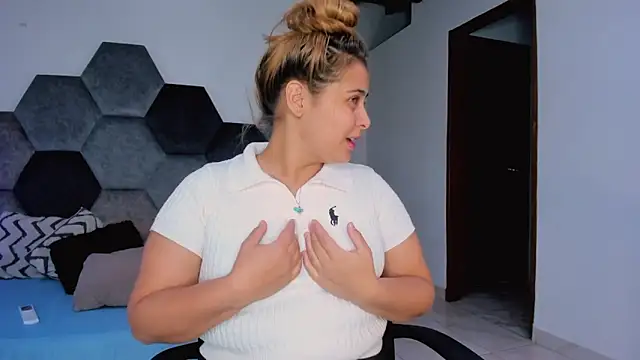 MikaelaStone Adlı Modelin Canlı XXX Sohbeti