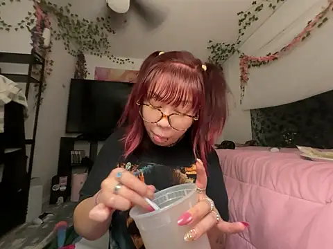 moan4mona Show in webcam