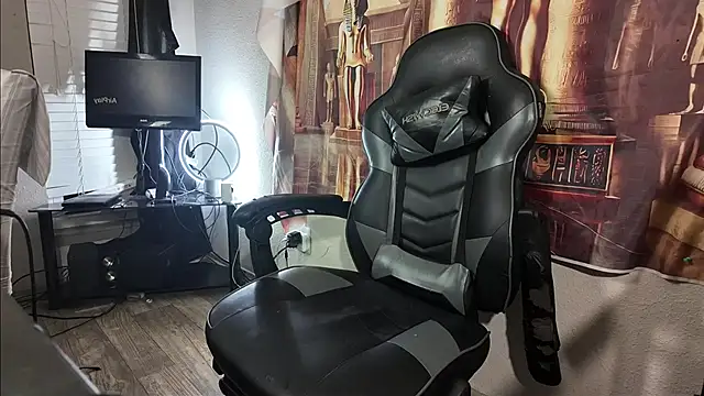 Triggerhappycj100: διαδικτυακό σόου στην κάμερα