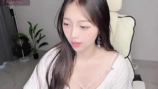 Yukiy8877 Adlı Modelin Canlı XXX Sohbeti