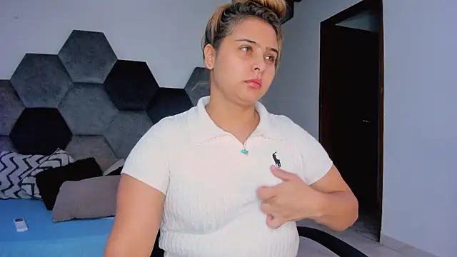 MikaelaStoneのライブXXXチャット