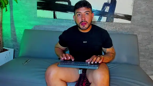 Im_Axiel: διαδικτυακό σόου στην κάμερα