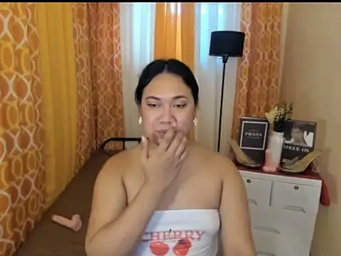 TsUncutKarenのライブXXXチャット