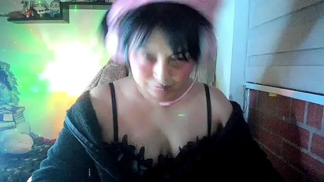 Chat XXX en directo de Shaddycute_