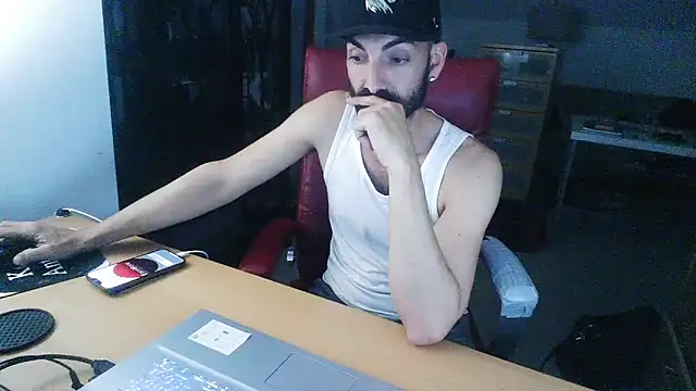 TwistedStallion69 Show in webcam