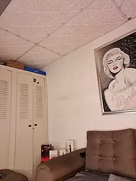 laurabassii 现场XXX聊天