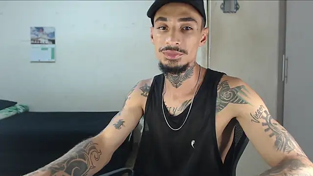 emiliano_hottt Show in webcam