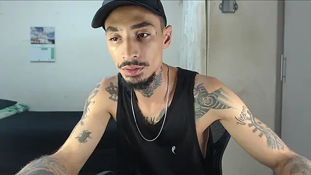 Show modela emiliano_hottt na web-kameri