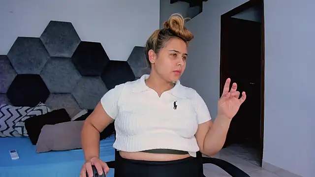 MikaelaStoneのライブXXXチャット