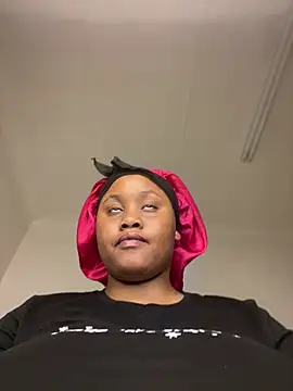 Pree_888x 即時 XXX 聊天