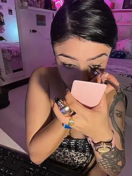 XXX chat uživo modela lucianaroy