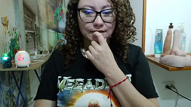 curly_greeneyed's Live XXX Chat