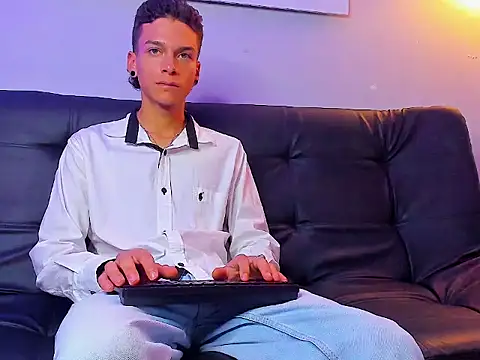 Noahh_Sky: διαδικτυακό σόου στην κάμερα