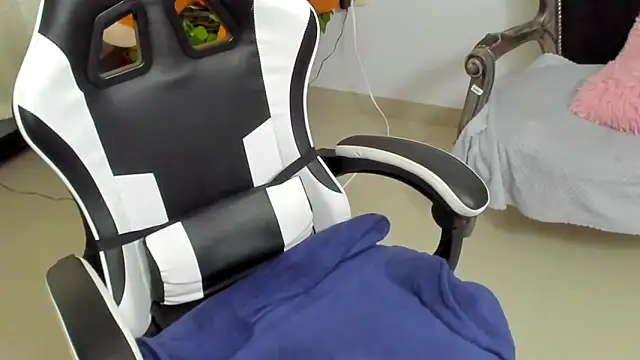 Czat XXX na żywo – __Emma__11__Lecat_