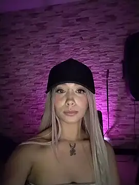 Ariana_bb élő XXX-chatje