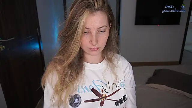 ItsEzheVika élő XXX-chatje