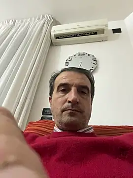 sasatimido: διαδικτυακό σόου στην κάμερα