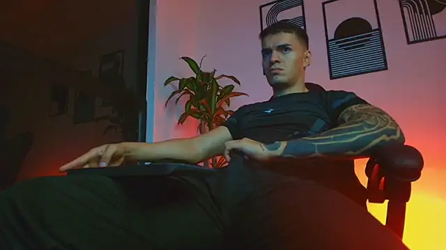 ALPHA_DOMINUS_: διαδικτυακό σόου στην κάμερα