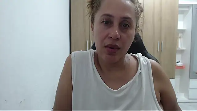 RoxanaLove9のライブXXXチャット