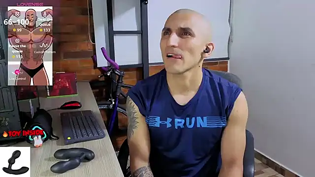 Marck_Muscle: διαδικτυακό σόου στην κάμερα