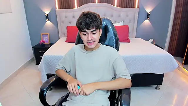 XXX chat uživo modela Tommy18__