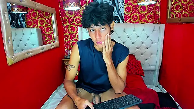 straightyoungpein: διαδικτυακό σόου στην κάμερα