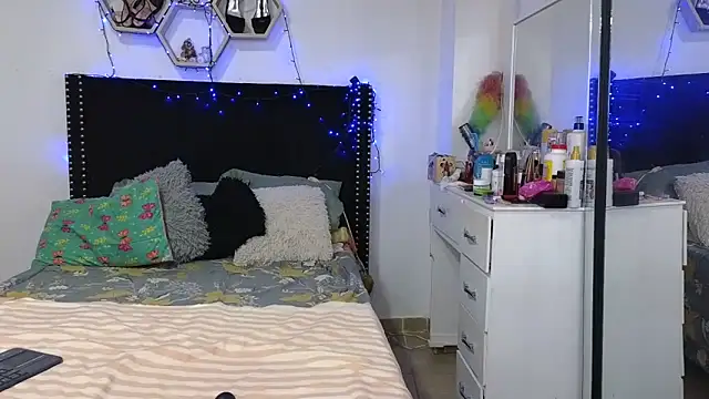 Chat +18 de charlotte_077 ao vivo