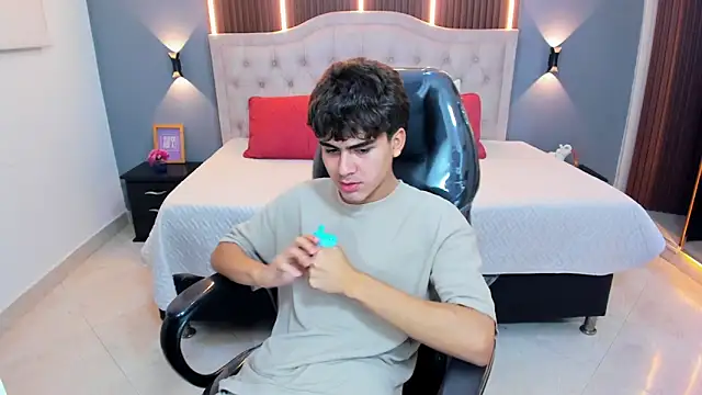 Tommy18__: онлайн-секс-чат