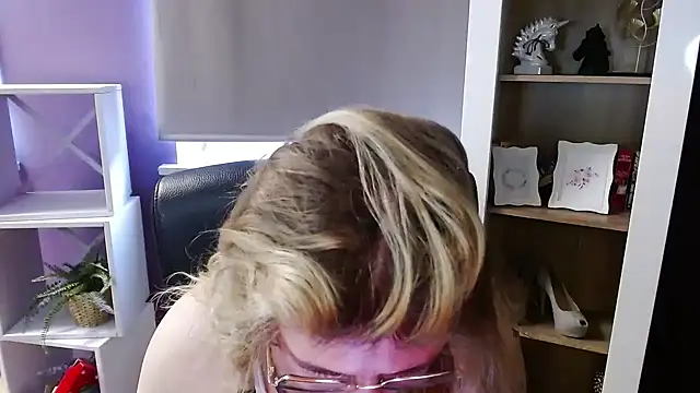 Zoey_Erotic Adlı Modelin Canlı XXX Sohbeti