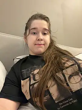 Show modela HornyGirlH na web-kameri