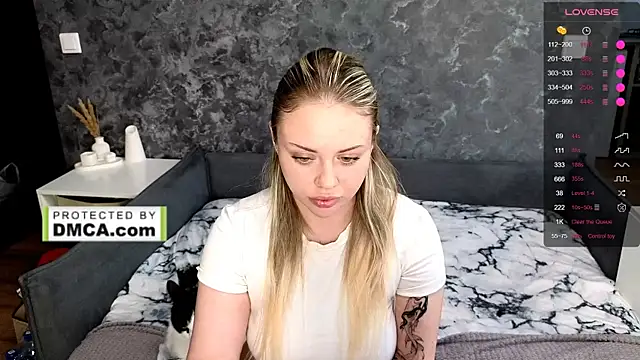 StasyLucke: διαδικτυακό σόου στην κάμερα