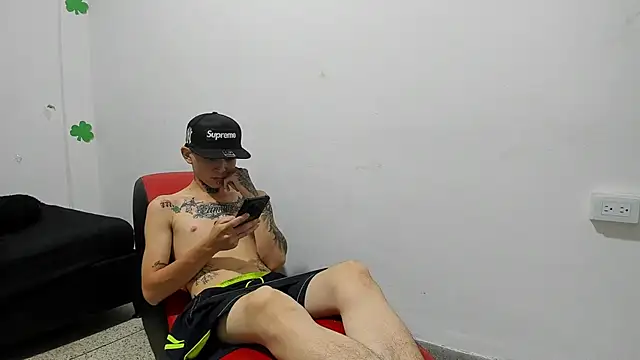 StraightBoy_Nick Adlı Modelin Canlı XXX Sohbeti