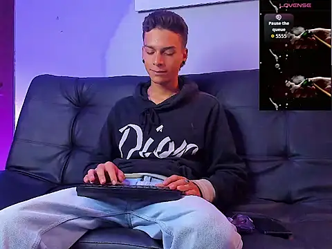 Noahh_Sky: διαδικτυακό σόου στην κάμερα