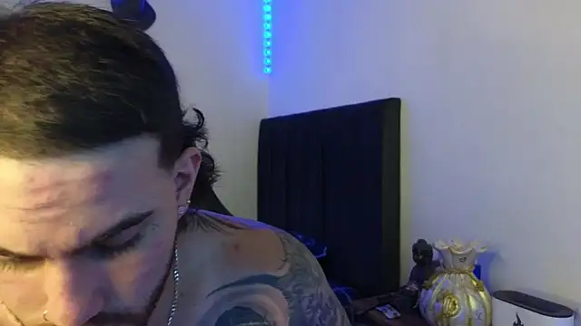 Ades_Lowe élő XXX-chatje