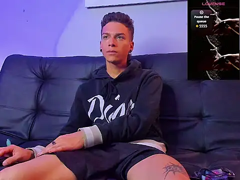 Noahh_Sky: διαδικτυακό σόου στην κάμερα