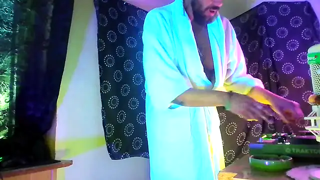 Guyst049: διαδικτυακό σόου στην κάμερα