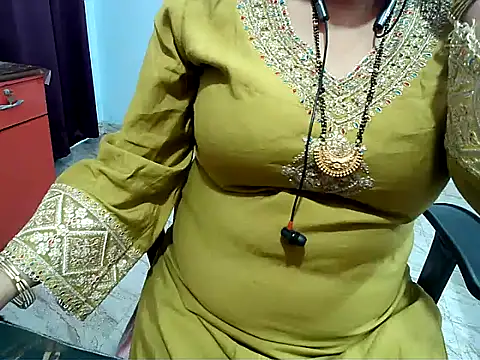 Nagma_housewifen Webbikameraesitys