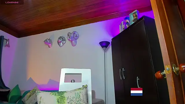 samara_veguz222 Show Webcam