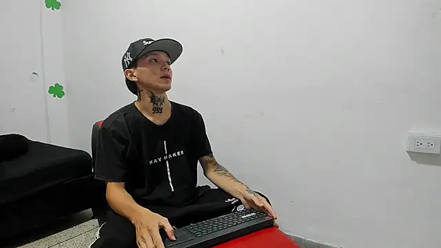 StraightBoy_Nick Show in webcam