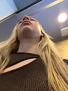 SashaCatt: διαδικτυακό σόου στην κάμερα