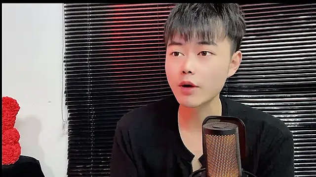 Show modela GUCCI-BOY1314 na web-kameri