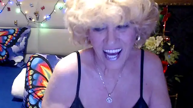 HappyWomanOn's Live XXX Chat