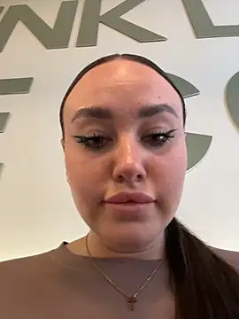 Chatroom XXX en direct de KiraSunshine