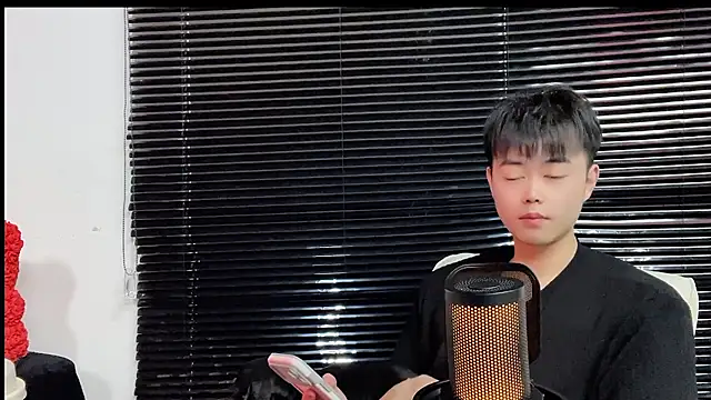 GUCCI-BOY1314: διαδικτυακό σόου στην κάμερα